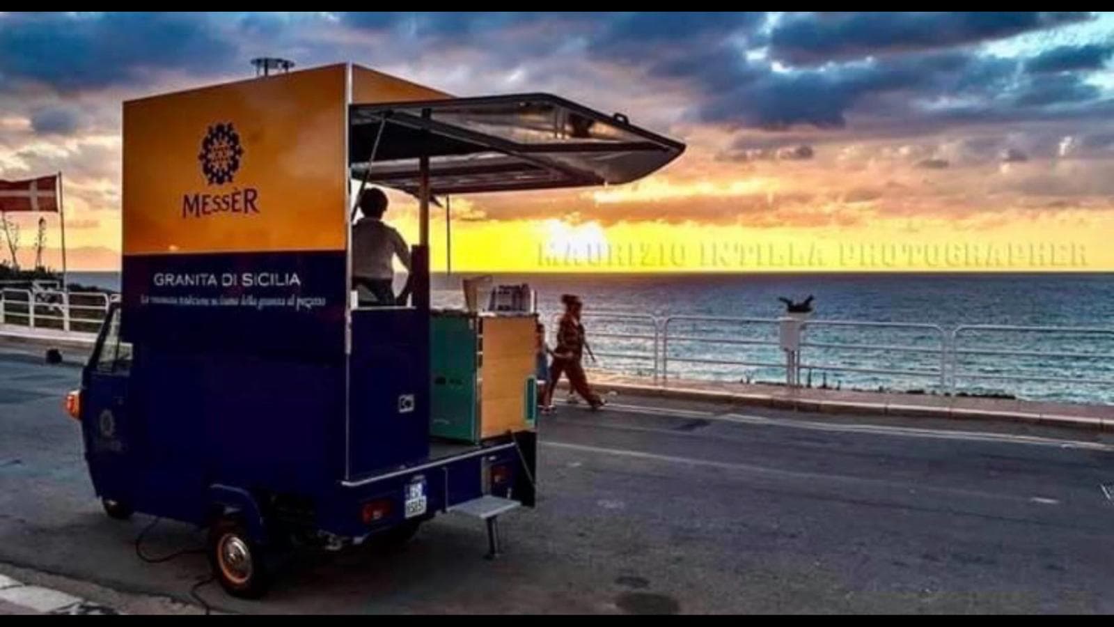 Messer Granita - Ape Car sul lungomare al tramonto